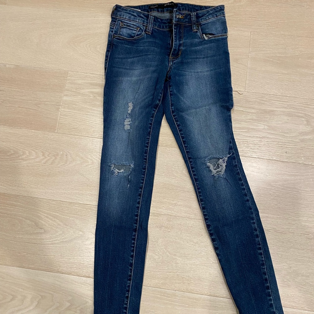 Super cute dark blue jeans with accented pocket